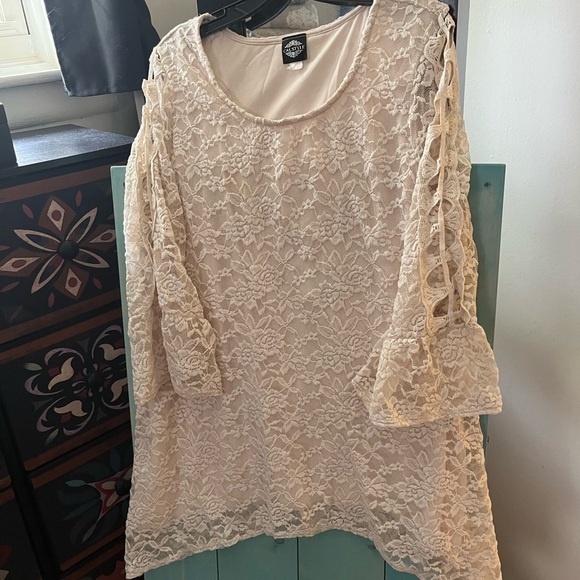 Elegant Cream Lace Top​ - Picture 1 of 3